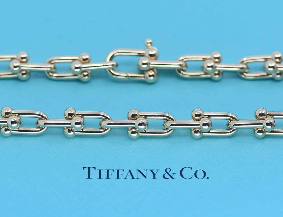 Tiffany & Co Tiffany HardWear 18K Rose Gold Chain Necklace 18 Inches: Tiffany & Co Tiffany HardWear 18K Rose Gold Chain Necklace 18 Inches Tiffany & Co. HardWear medium necklace in 18K rose gold with a chain style and no main stone. It is a pre-owned piece from the Tiff