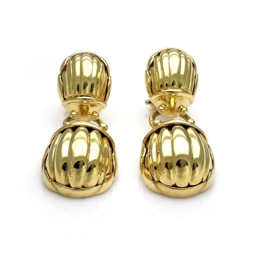 Tiffany & Co. Scarab Beetle Dangle Earrings in 18k Yellow Gold: Tiffany & Co. Scarab Beetle Dangle Earrings in 18k Yellow Gold Vintage Tiffany & Co. double scarab beetle dangle earrings in 18k yellow gold. These fine jewelry earrings feature a graceful drop silhou