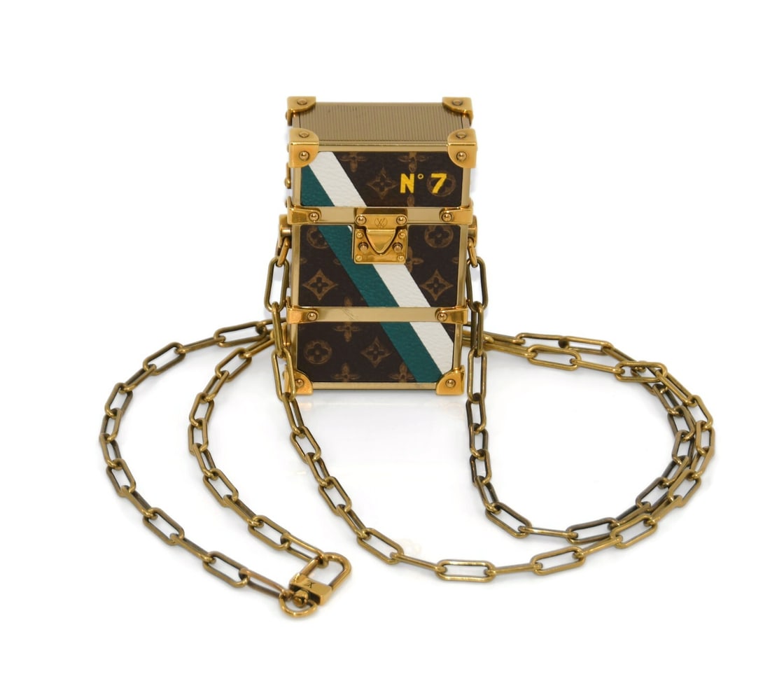 Louis Vuitton Brown Brass Box Shoulder Bag with Original Box: Louis Vuitton Brown Brass Box Shoulder Bag with Original Box This Louis Vuitton Trunk Box Shoulder Bag is designed for unisex adults and features a distinctive box theme. The bag is crafted with a bro