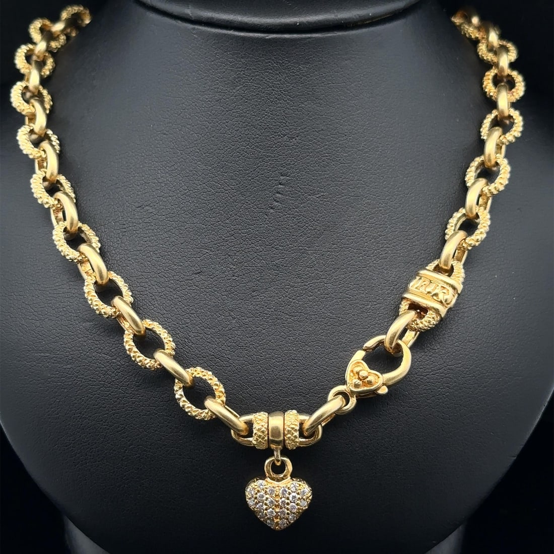 Judith Ripka 18k Gold 16 Inch Heavy Oval Link Necklace with Diamond Heart: Judith Ripka 18k Gold 16 Inch Heavy Oval Link Necklace with Diamond Heart This exquisite Judith Ripka necklace features a luxurious 18k yellow gold construction, elegantly designed with heavy oval lin
