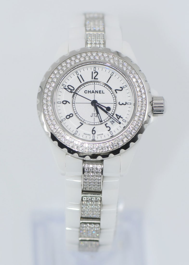 Chanel J12 Diamond White Ceramic Watch Ref H1420 33mm Authentic: Chanel J12 Diamond White Ceramic Watch Ref H1420 33mm Authentic This elegant Chanel J12 Diamond White Ceramic Watch (Model H1420) features a luxurious design that combines style and functionality. The