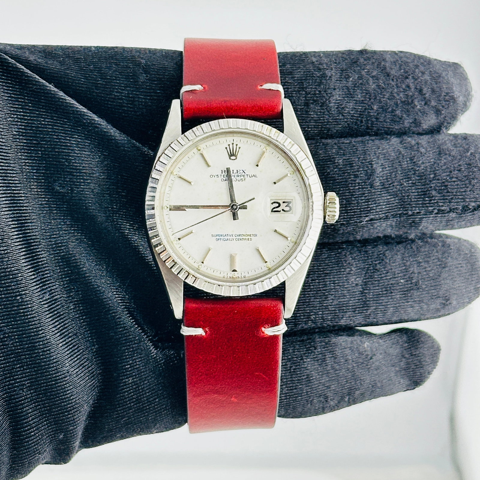 Rolex Datejust 1603 mens watch white Sigma dial aftermarket buckle: Rolex Datejust 1603 mens watch white Sigma dial aftermarket buckle Men's Rolex Datejust watch, reference 1603, featuring a white stick Sigma dial and an engine turned bezel. It is fitted with a generi