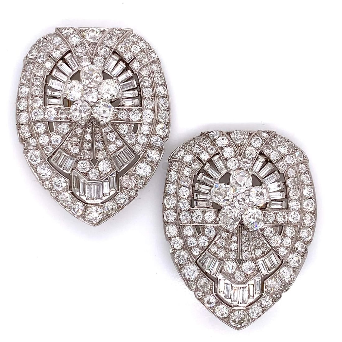 24 Ct Diamond Double Clip Set in Platinum F-H VVS1-SI1: 24 Ct Diamond Double Clip Set in Platinum F-H VVS1-SI1 This exquisite 24.00 Ct Diamond Double Clip Set showcases a stunning array of diamonds, exhibiting F-H color and VVS1-SI1 clarity. Crafted in lux