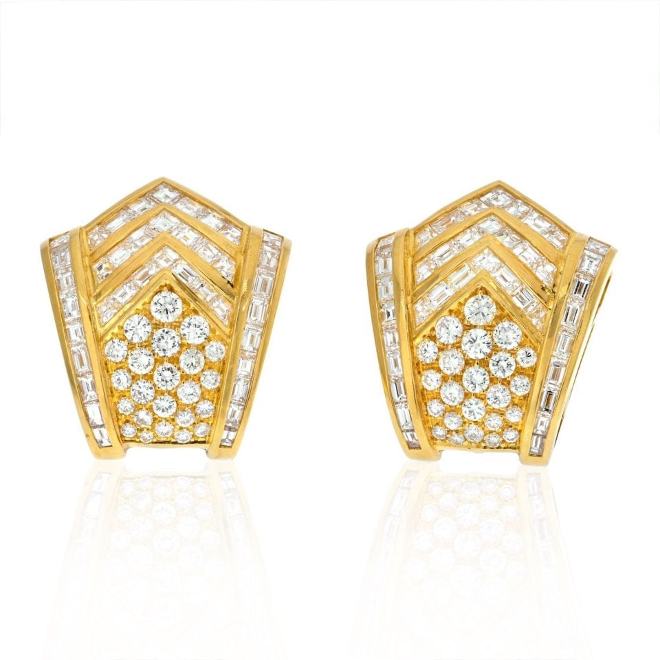 18K Yellow Gold Diamond Cluster Earrings 14 cts 33mm x 27mm: 18K Yellow Gold Diamond Cluster Earrings 14 cts 33mm x 27mm Exquisite 18K Yellow Gold Estate Cluster Earrings featuring a stunning combination of baguette and round cut diamonds. These earrings weigh 