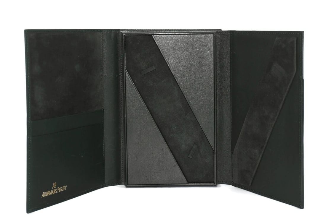 Audemars Piguet Green Vintage Presentation Watch Box 10x6x1: Audemars Piguet Green Vintage Presentation Watch Box 10x6x1 This Audemars Piguet Vintage Watch Box is a luxurious presentation box designed for a single watch. It features a sophisticated green color 