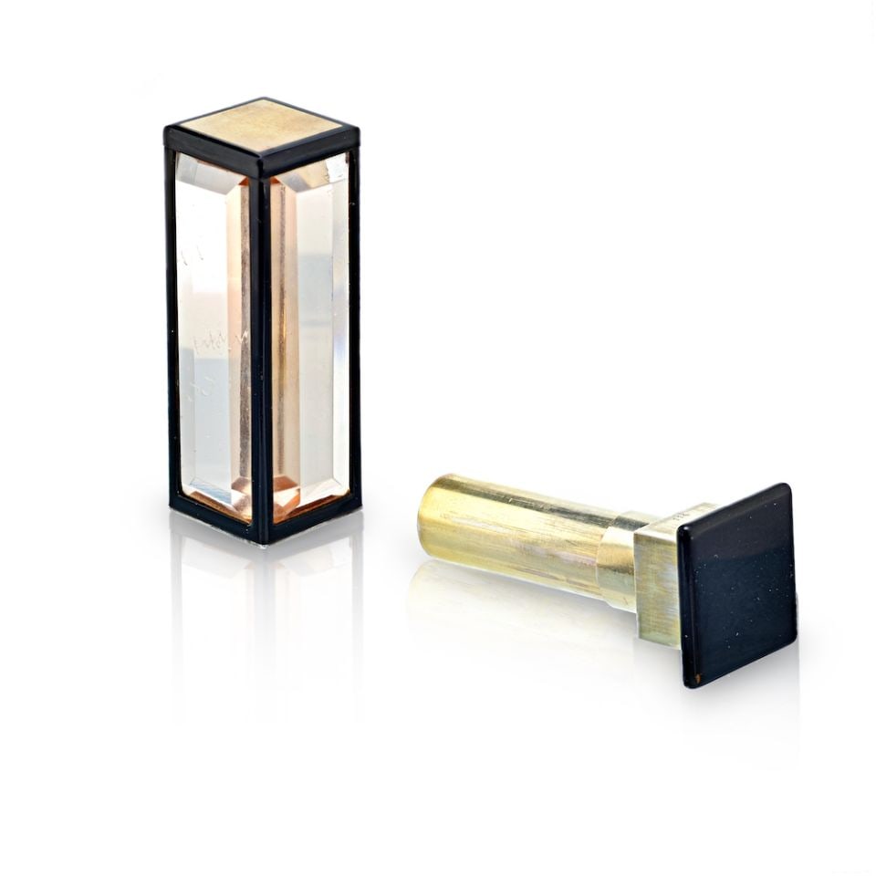 Cartier Art Deco 18K Yellow Gold Lipstick Money Clip with Mirrors: Cartier Art Deco 18K Yellow Gold Lipstick Money Clip with Mirrors This exquisite Art Deco money clip by Cartier showcases a striking design crafted from 18K yellow gold. Weighing 60.3 grams, this uniq