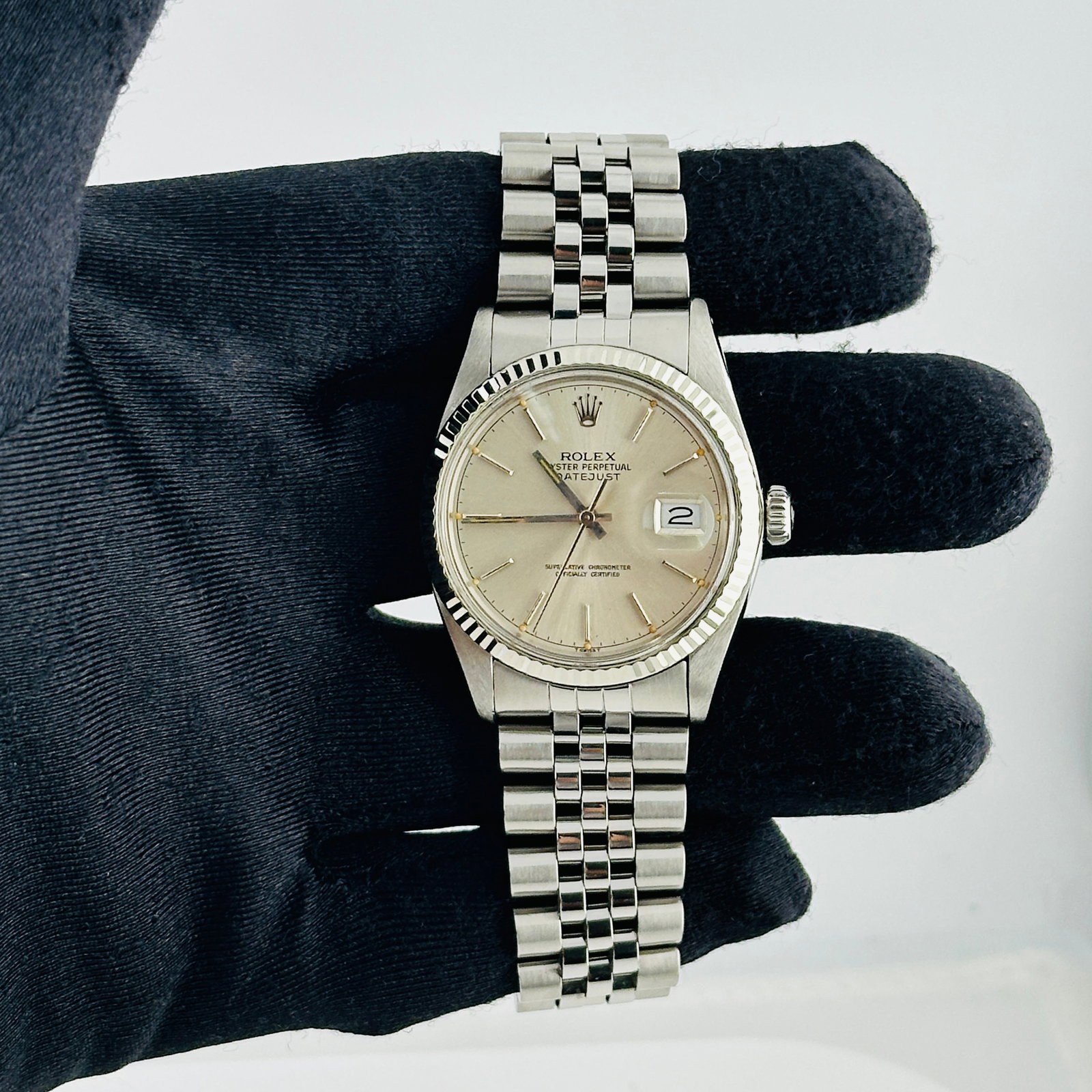 Rolex Datejust Mens Watch Fluted Bezel D-Link Jubilee Ref 16014: Rolex Datejust Mens Watch Fluted Bezel D-Link Jubilee Ref 16014 This Rolex Datejust features a silver dial and a fluted bezel, complemented by a D-Link Jubilee bracelet. It is a men's watch with the r