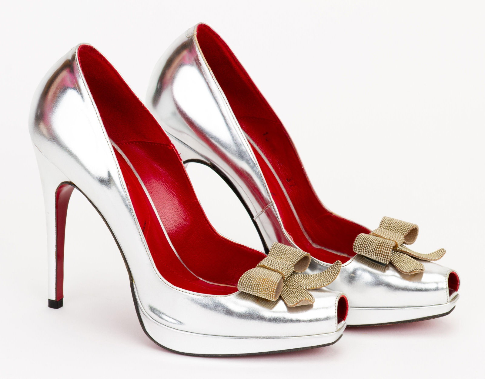 Cesare Paciotti Silver Leather Heels with Bow NIB Italy: Cesare Paciotti Silver Leather Heels with Bow NIB Italy Step into elegance with these Cesare Paciotti silver leather heels, expertly crafted in Italy. Featuring a chic peep toe design adorned with a s
