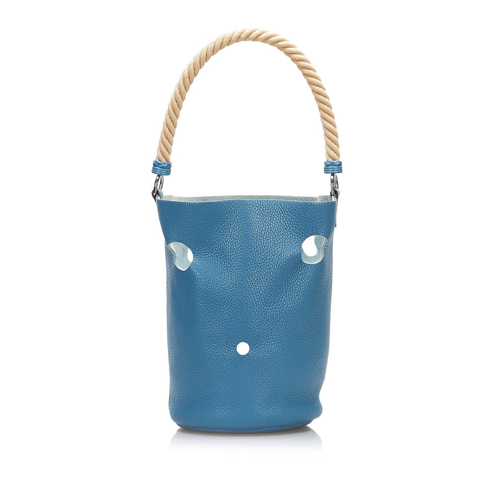 Hermes Clemence Mangeoire Bucket PM Blue Leather Bag: Hermes Clemence Mangeoire Bucket PM Blue Leather Bag Introducing the Hermes Clemence Mangeoire Bucket PM, a stylish and functional bag crafted from premium Clemence leather. This eye-catching bucket b