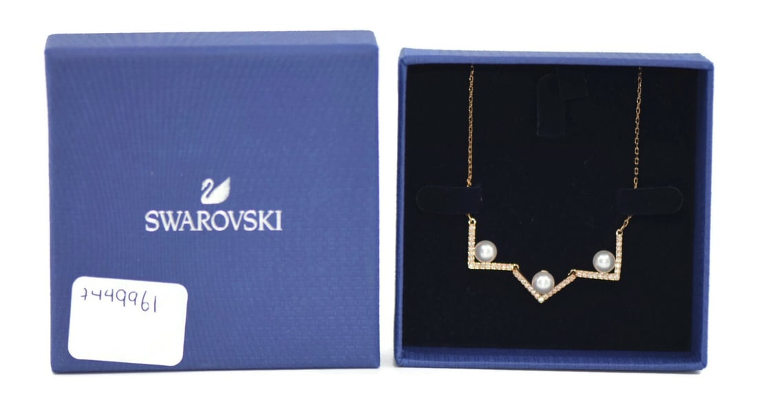 Swarovski Edify Medium Crystal Pendant Necklace 17 Inches Authentic: Swarovski Edify Medium Crystal Pendant Necklace 17 Inches Authentic Discover the elegance of the Swarovski Edify Medium Crystal Necklace, featuring a stunning chain pendant design. This exquisite neck