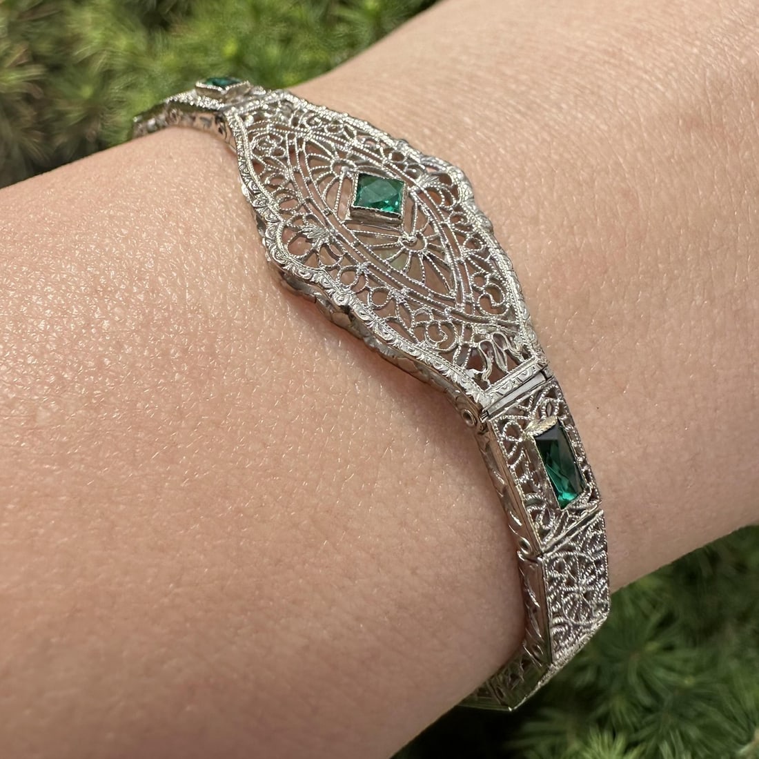 Art Deco filigree bracelet in 14k white gold with 3 green stones (1 of 13)