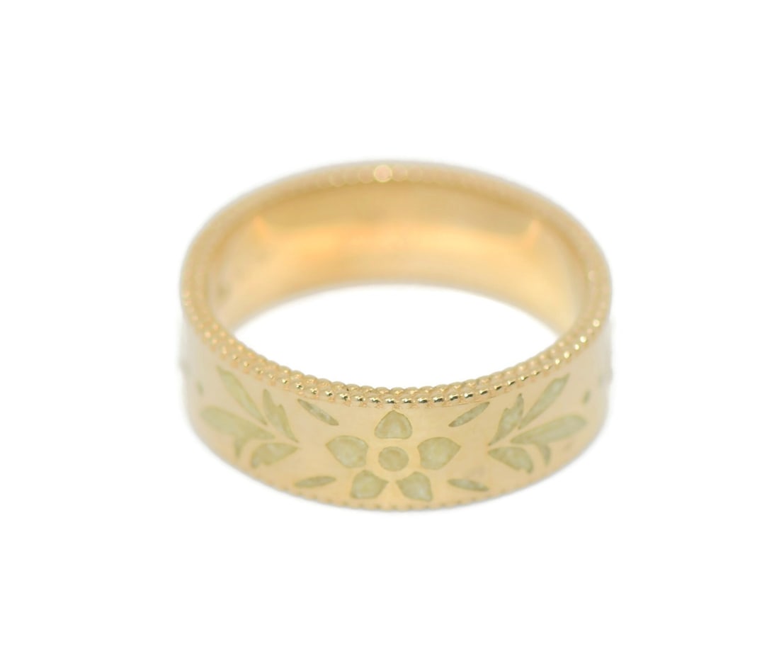 18k Yellow Gold Gucci Ring Italian Design Size 6: 18k Yellow Gold Gucci Ring Italian Design Size 6 This Gucci ring is crafted from 18k yellow gold and features a sleek, minimalist design without a main stone. Made in Italy, it is sized at 6 and has a