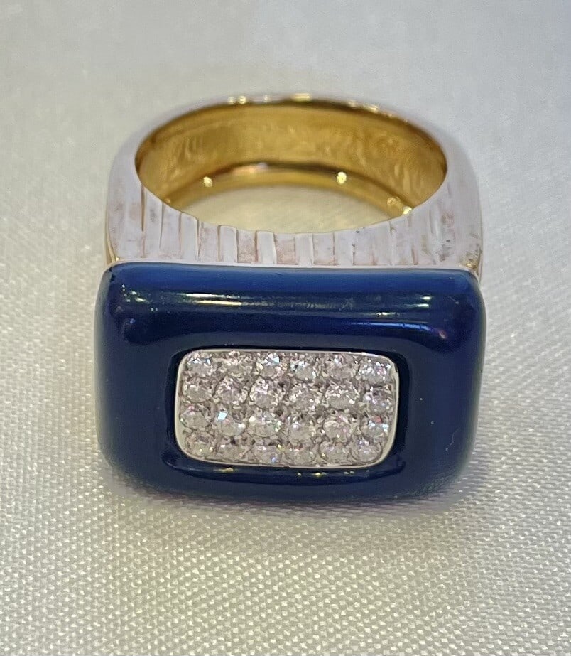 Italian La Nouvelle 18K Yellow Gold Diamond Ring GVS 0.35ct Size 6.5: Italian La Nouvelle 18K Yellow Gold Diamond Ring GVS 0.35ct Size 6.5 This exquisite Italian La Nouvelle ring showcases a stunning combination of 18K enameled yellow gold and sparkling diamonds. Crafte