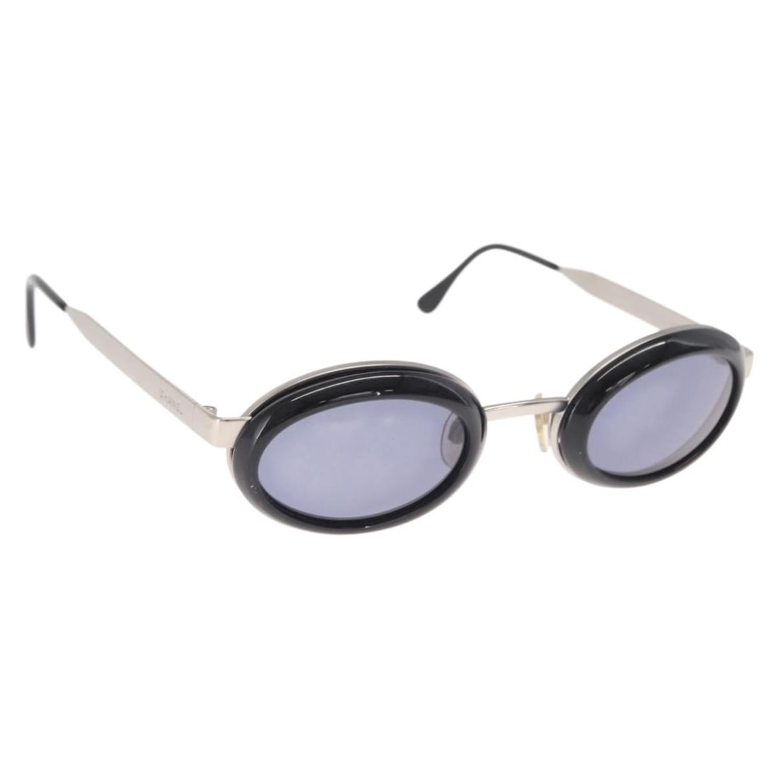 CHANEL Silver Tone Metal Sunglasses CC Auth 160904 Italy: CHANEL Silver Tone Metal Sunglasses CC Auth 160904 Italy Elevate your style with these authentic CHANEL sunglasses, expertly crafted in Italy. Featuring a sleek silver-tone metal frame, these sunglass