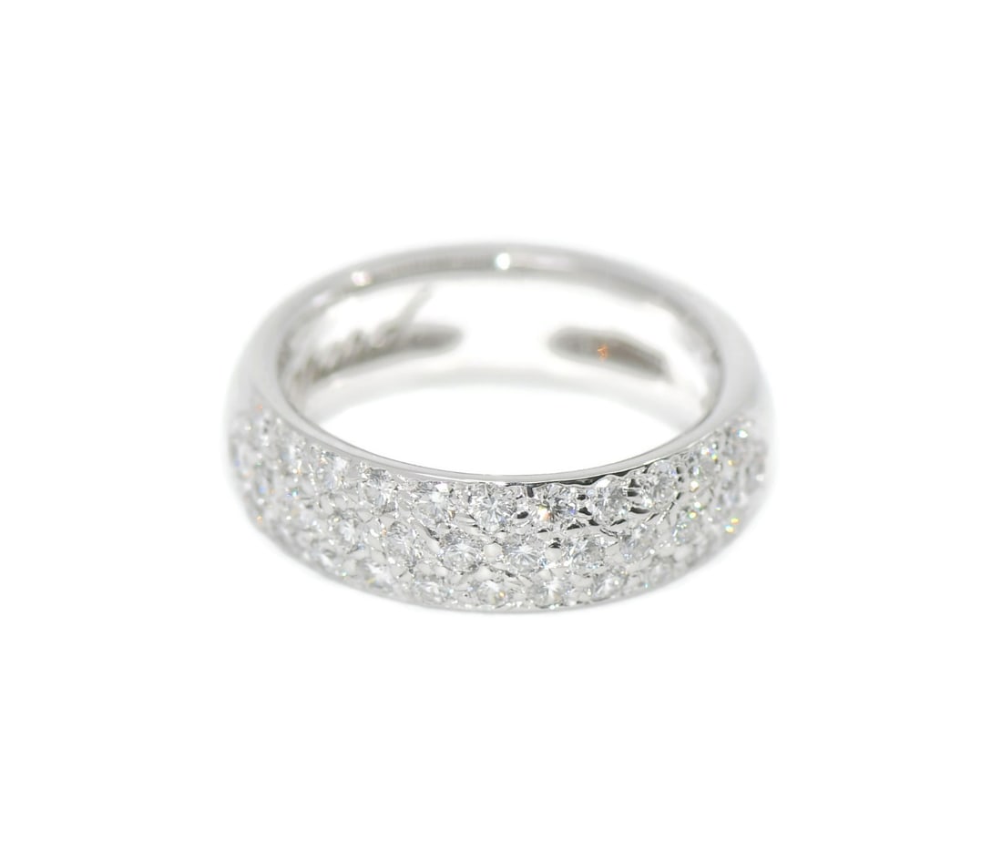 Chopard 18K White Gold Diamond Ring Authentic Size 5.5: Chopard 18K White Gold Diamond Ring Authentic Size 5.5 This exquisite Chopard ring features a stunning diamond set in luxurious 18K white gold. Designed for elegance, it showcases a width of 5.6mm and