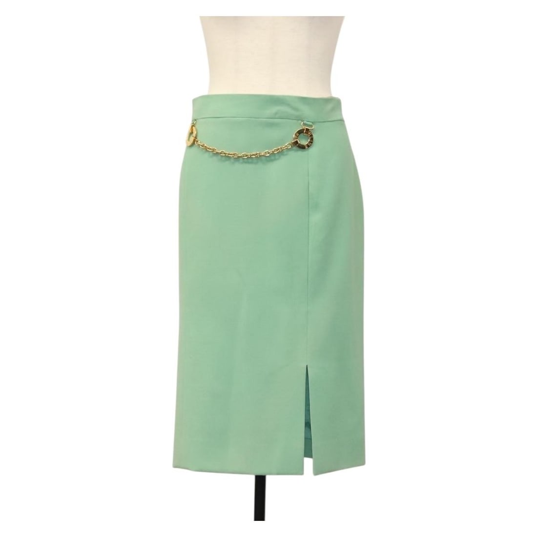CELINE Green Canvas Skirt Authenticated Made in France: CELINE Green Canvas Skirt Authenticated Made in France Elevate your wardrobe with this stylish CELINE skirt crafted from durable canvas in a rich green hue. This skirt, made in France, features a slee