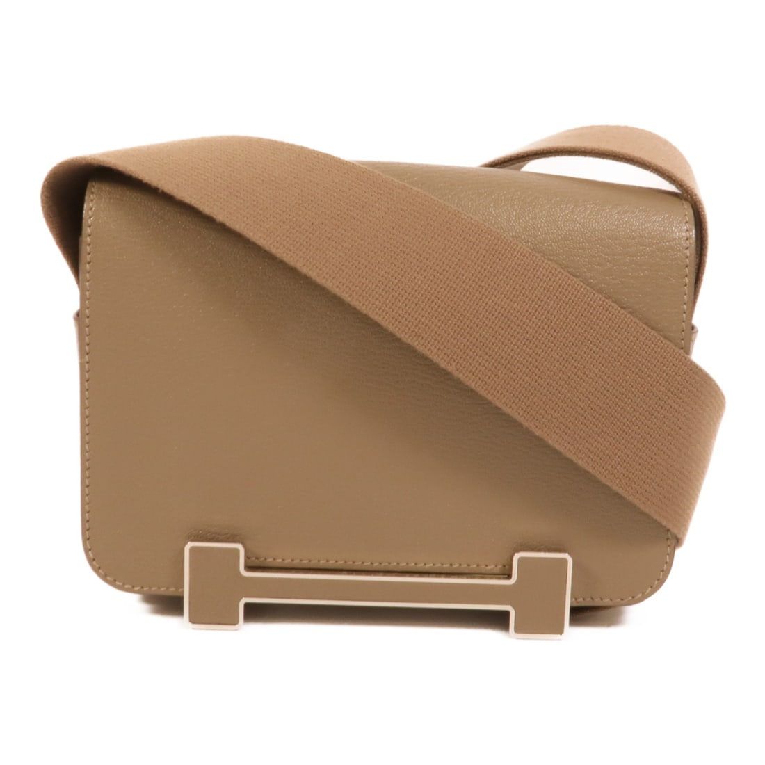 Hermes Geta shoulder bag brown calfskin PHW Etoupe 8: Hermes Geta shoulder bag brown calfskin PHW Etoupe 8 Hermes Geta shoulder bag in calfskin (cowhide) with a Brown x Etoupe colorway. It features a flap closure and an interior with three zip pockets. T