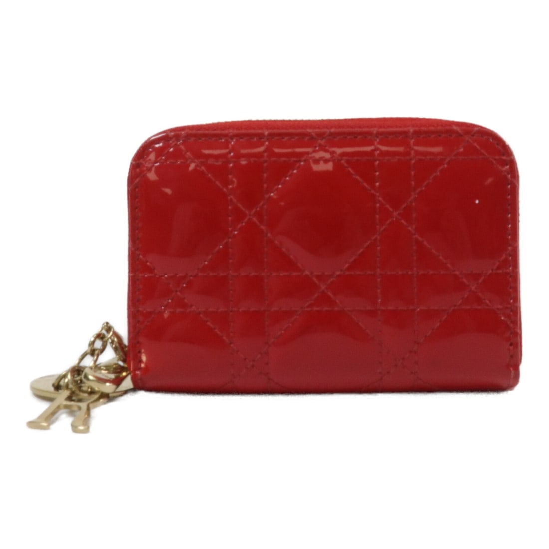 Dior Lady Dior Voyageur Patent Leather Card Holder Red: Dior Lady Dior Voyageur Patent Leather Card Holder Red A women's Dior card case in red patent leather, presented in a regular size and made in France. It features a fastener pocket and room for cards,