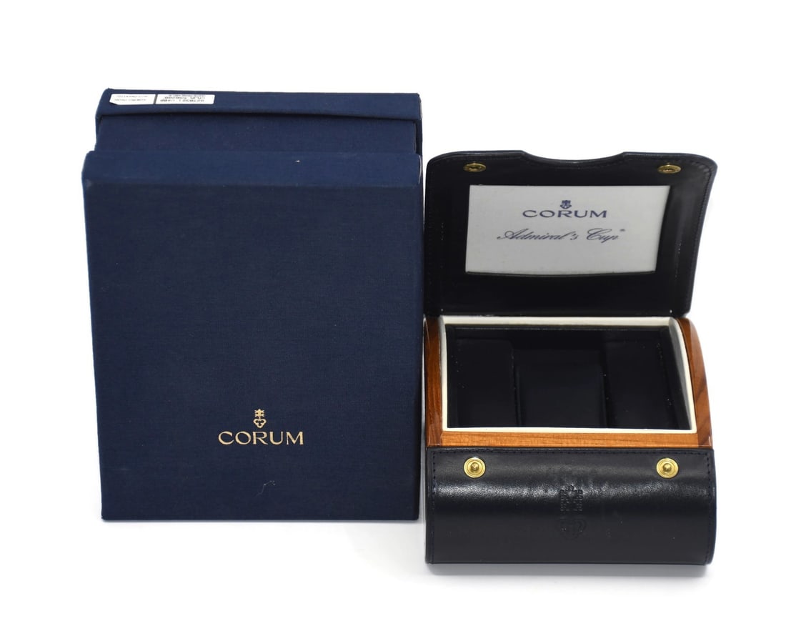 Single Presentation Box for Corum Timepiece: Single Presentation Box for Corum Timepiece This is a pre-owned Corum presentation box designed to hold a single watch. Made in Switzerland, it offers a secure and elegant storage solution for your Co