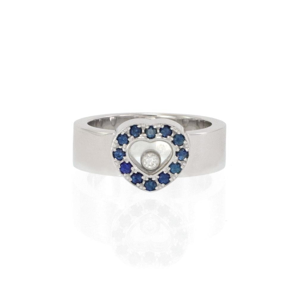 Chopard Happy Diamond heart ring 18k white gold sapphire size 6: Chopard Happy Diamond heart ring 18k white gold sapphire size 6 This elegant ring from Chopard's Happy Diamond Collection is crafted in 18k white gold with a polished finish. The design features a fla