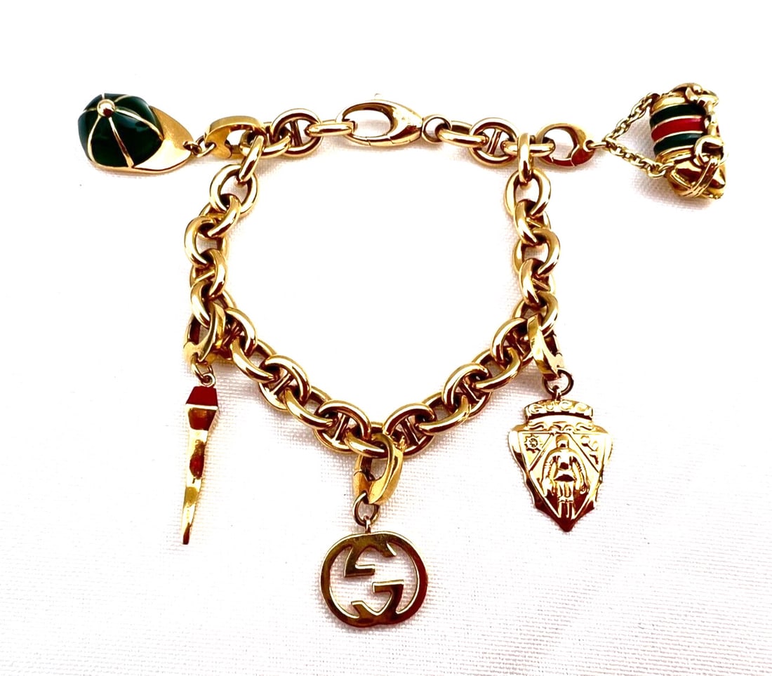 Gucci 18K Yellow Gold Coral Charm Bracelet with Original Box: Gucci 18K Yellow Gold Coral Charm Bracelet with Original Box Discover the elegance of this exquisite Gucci bracelet, crafted from 18K yellow gold and adorned with vibrant coral charms. This charm brac