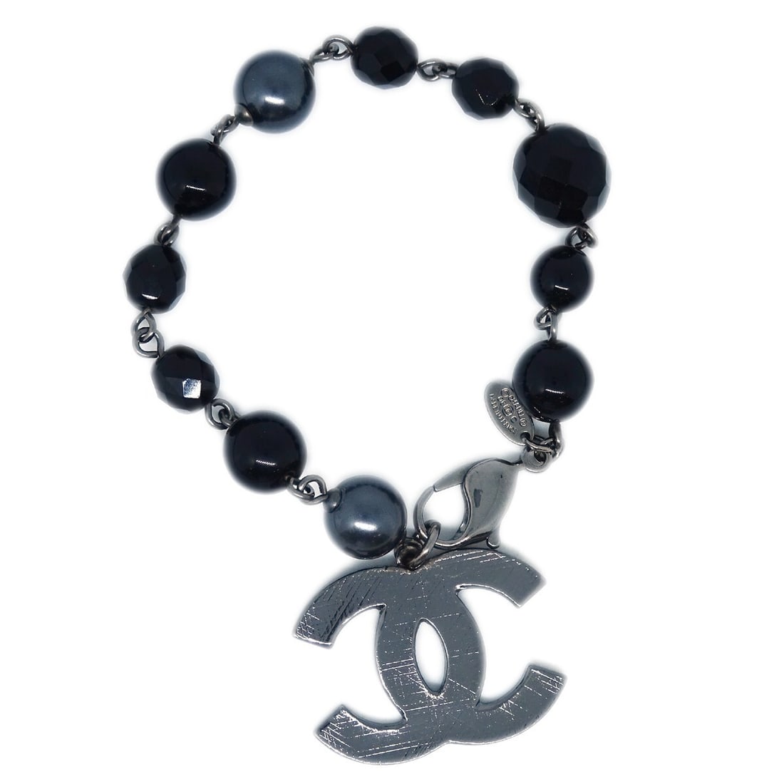 CHANEL 08C chain bracelet black acrylic faux pearl silver plated: CHANEL 08C chain bracelet black acrylic faux pearl silver plated Chanel chain bracelet in black with artificial pearl and acrylic elements. Made in France, this bracelet features a silver-plated finis