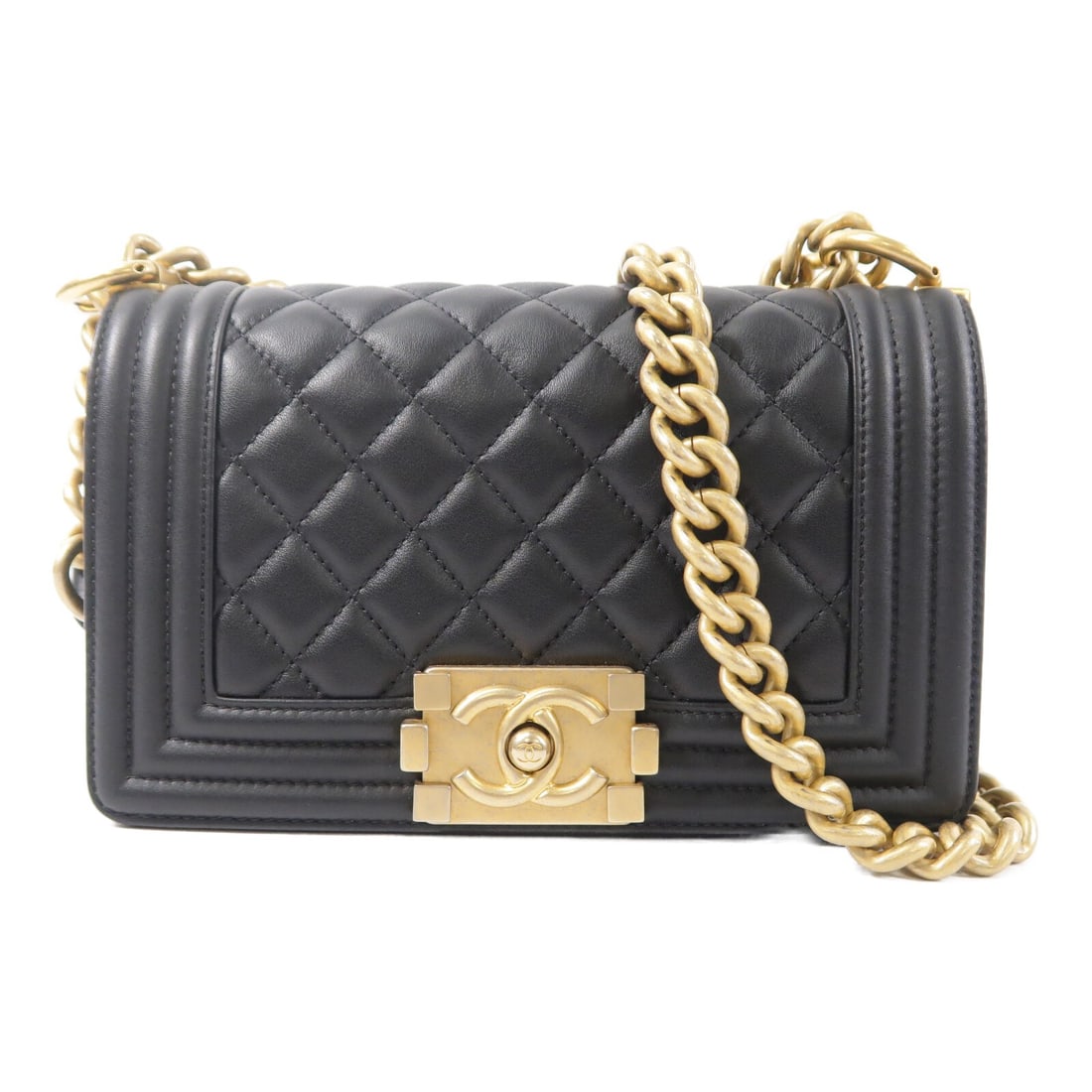 CHANEL A67085 Boy 20 shoulder bag black calfskin chain strap: CHANEL A67085 Boy 20 shoulder bag black calfskin chain strap A CHANEL Boy 20 chain shoulder bag in black calfskin leather with gold-tone hardware. The bag is identified as model A67085 and is in very 
