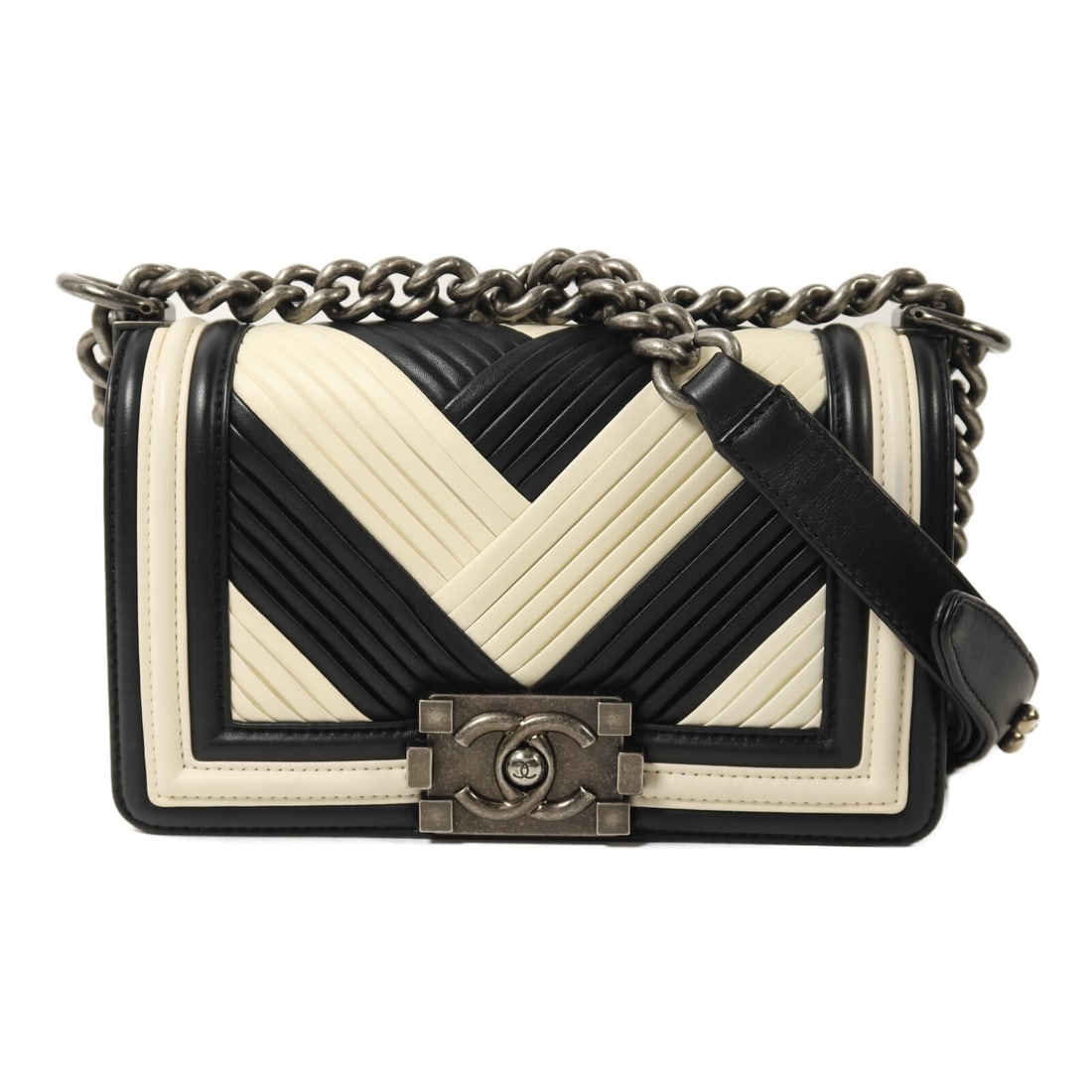CHANEL Boy 20 A67085 Chain Shoulder Bag Black White Calfskin SHW: CHANEL Boy 20 A67085 Chain Shoulder Bag Black White Calfskin SHW CHANEL CC SHW Boy 20 Chain Shoulder Bag in calfskin leather, presented in black and white. This shoulder bag features a black frame col