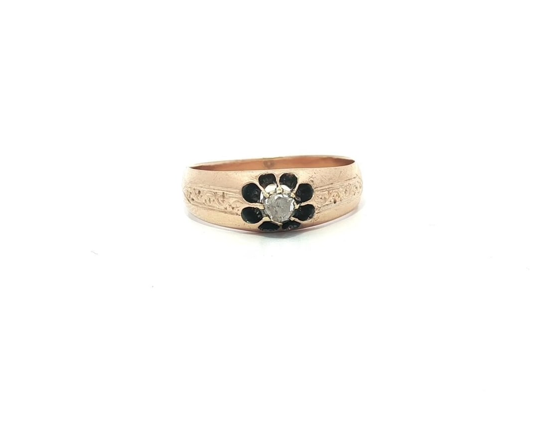 Victorian 14k Yellow Gold Rose Cut Diamond Solitaire Ring: Victorian 14k Yellow Gold Rose Cut Diamond Solitaire Ring This exquisite Antique Victorian ring features a stunning 14k yellow gold band intricately engraved in a belcher style. At its center lies a n