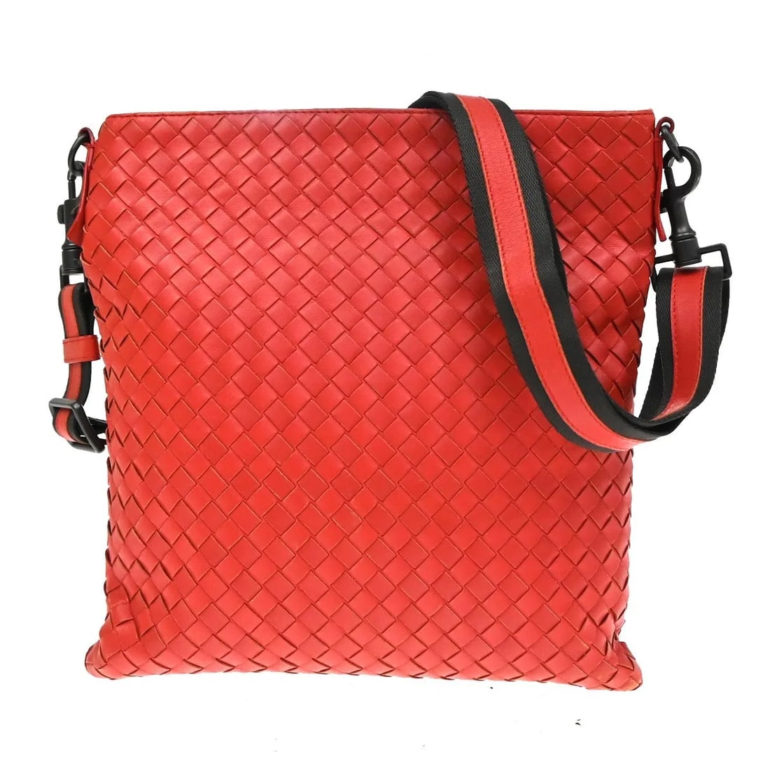Bottega Veneta Flat Messenger Red Leather Intrecciato Bag: Bottega Veneta Flat Messenger Red Leather Intrecciato Bag Bottega Veneta Flat Messenger Intrecciato Nappa in red leather. This unisex messenger bag is made in Italy and measures 26 cm x 28 cm x 3 cm. 