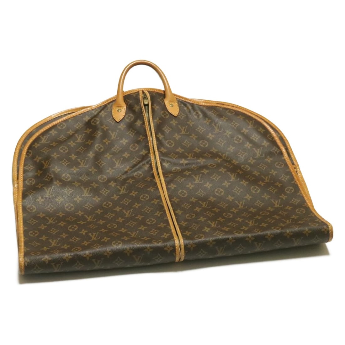 Louis Vuitton M23542 Monogram Canvas Garment Cover Sac De Port Mantoux: Louis Vuitton M23542 Monogram Canvas Garment Cover Sac De Port Mantoux Louis Vuitton Monogram Sac De Port Mantoux garment cover made in France from Monogram Canvas. It features a monogram exterior and