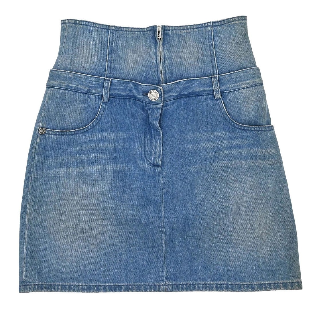 Chanel P53458V40193 blue denim mini skirt size 36 Italy: Chanel P53458V40193 blue denim mini skirt size 36 Italy Vintage Chanel blue denim skirt with logo accents and a short silhouette. It features a zip closure, four exterior pockets, and an all-seasons d