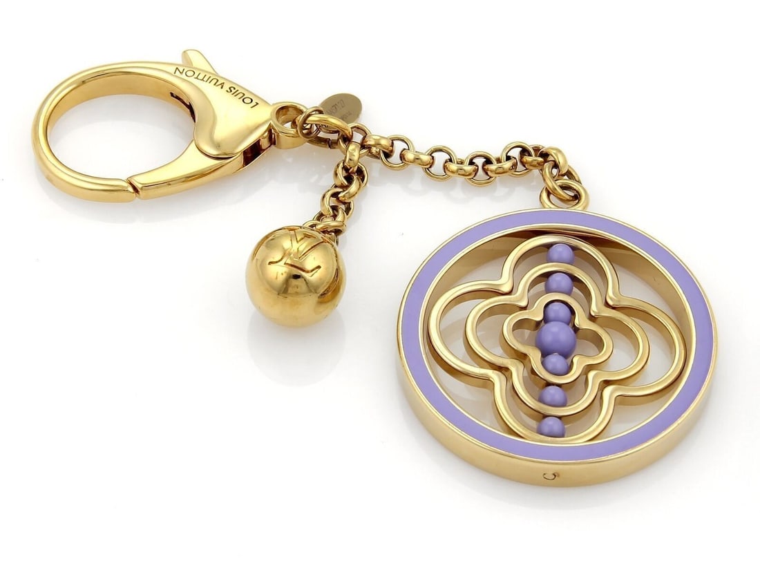 Louis Vuitton Whirly Spinner Keychain Bag Charm in Lilac: Louis Vuitton Whirly Spinner Keychain Bag Charm in Lilac A pre-owned Louis Vuitton Lilac Whirly Spinner Large Keychain Bag Charm in silver-tone metal and resin, featuring a spinning Whirly design with