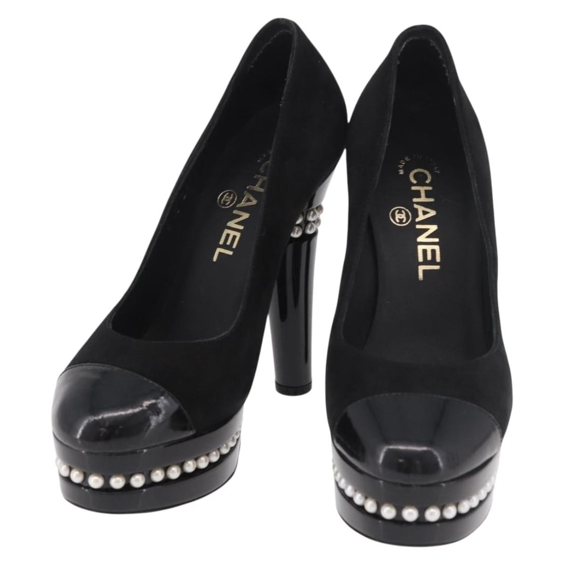 Black Suede Pearl Pumps CHANEL CC Size 35 1 2: Black Suede Pearl Pumps CHANEL CC Size 35 1 2 CHANEL pearl pumps in black suede, size 35 1/2. These pumps are made in Italy and come in very good pre-owned condition, with visible signs of wear includ