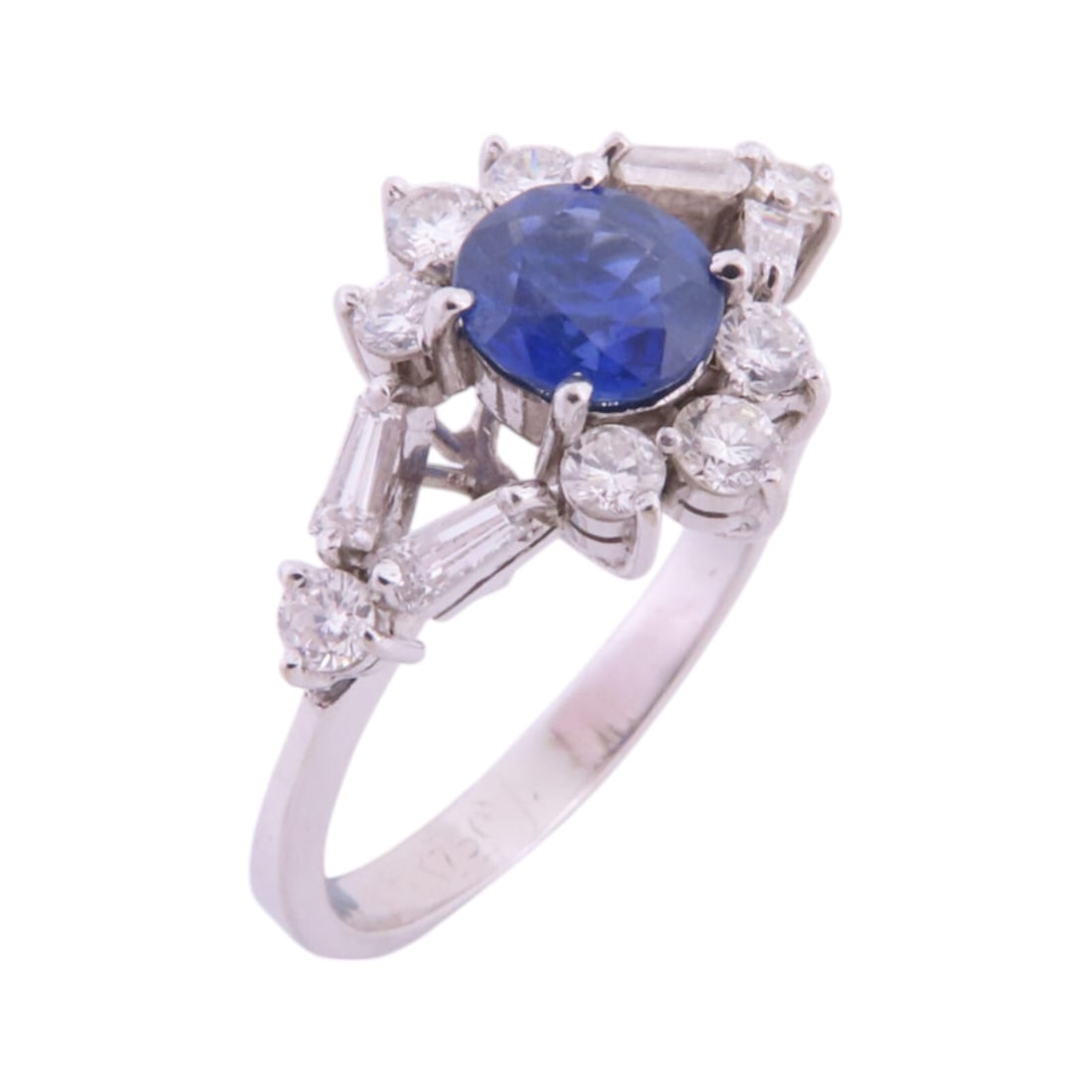 18K White Gold Sapphire Diamond Ring Size 6.25: 18K White Gold Sapphire Diamond Ring Size 6.25 A women's ring featuring a sapphire and diamond design in 18K white gold (K18WG). The ring is size US 6.25 and has a blue, clear, and silver color presen