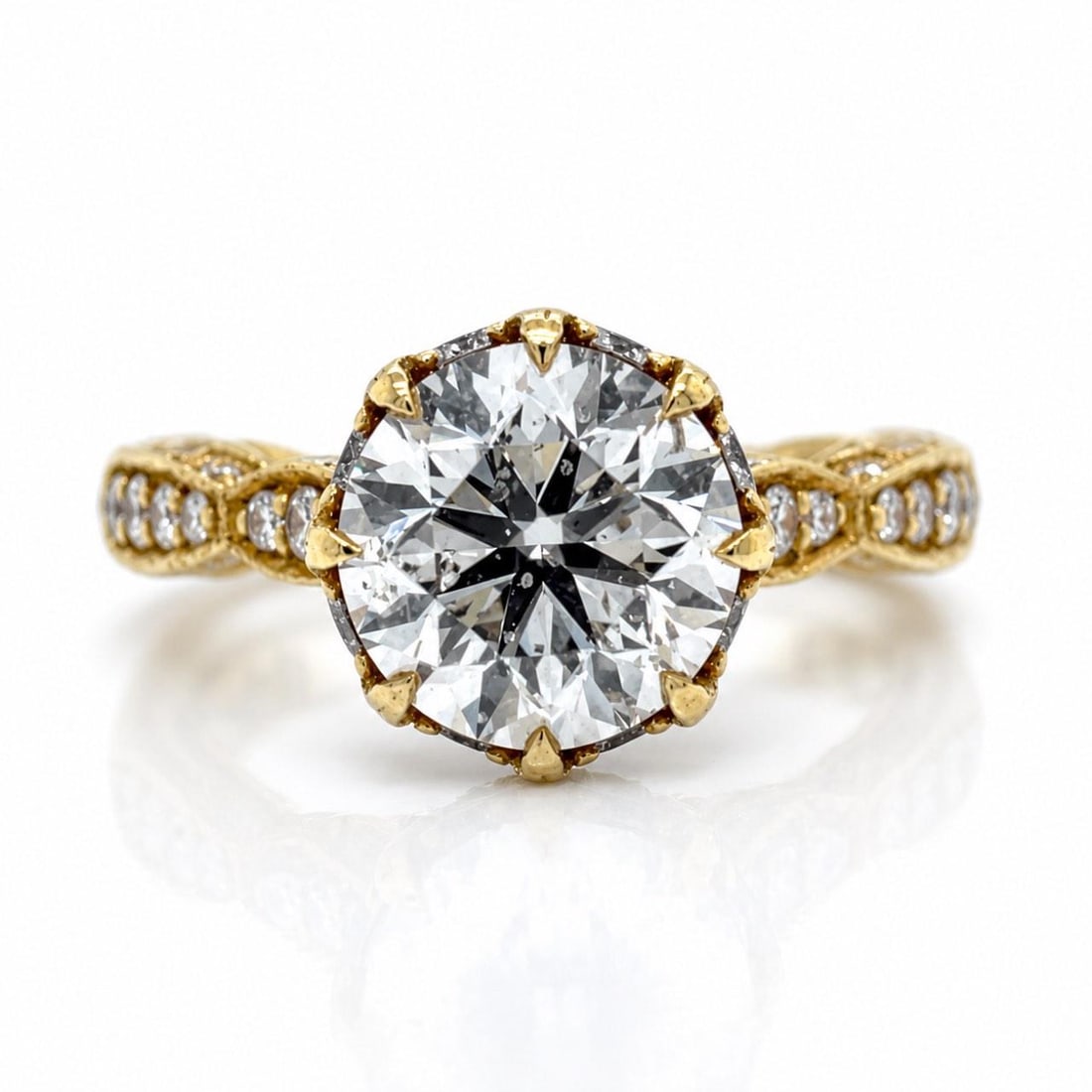 Tacori 18K Gold Diamond Ring 2.55 Ct Center Stone: Tacori 18K Gold Diamond Ring 2.55 Ct Center Stone This pre-owned TACORI ring is crafted from 18K yellow gold and features an approximate 2.55 carat center diamond with I color and SI3 clarity. The rin