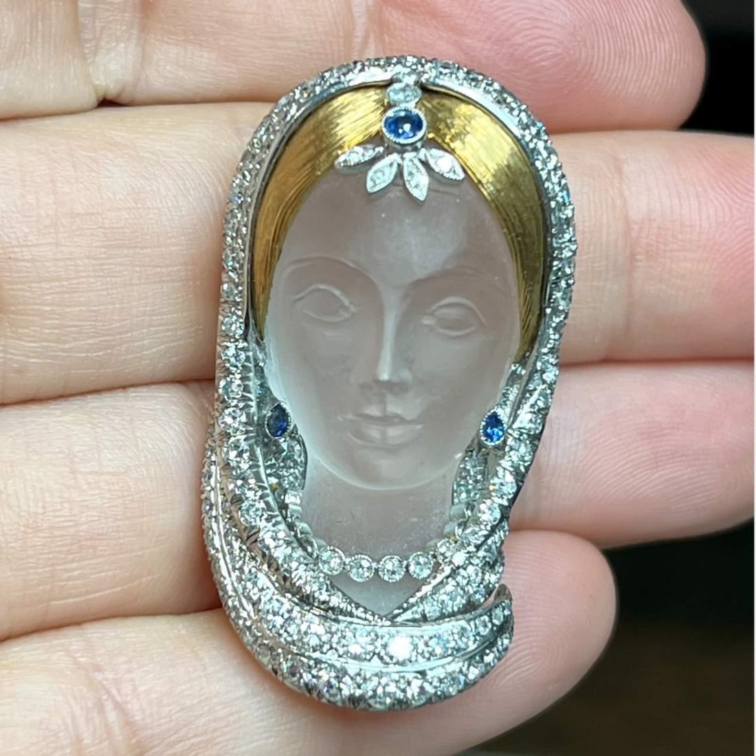 Elegant Platinum Diamond Brooch 4.00 Ct F-G VS1-VS2 1.75": Elegant Platinum Diamond Brooch 4.00 Ct F-G VS1-VS2 1.75" This exquisite platinum diamond brooch is a stunning accessory that combines luxury with elegance. Weighing 23.0 grams, it is adorned with app