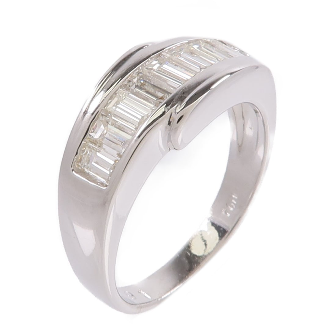 18K White Gold Diamond Ring 0.91ct US Size 5.25: 18K White Gold Diamond Ring 0.91ct US Size 5.25 Diamond ring in 18K white gold with diamond accents. The ring is size US 5.25 and features a ring width of 2-7 mm. It is described in very good conditio