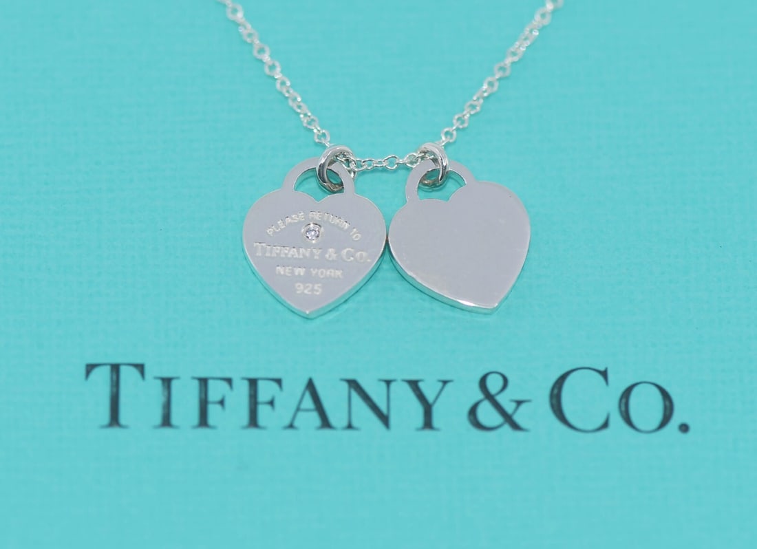 Tiffany & Co Return to Tiffany Diamond Pendant Necklace in Sterling Silver: Tiffany & Co Return to Tiffany Diamond Pendant Necklace in Sterling Silver This exquisite Tiffany & Co. Return to Tiffany necklace features a stunning diamond pendant crafted in high-quality sterling 