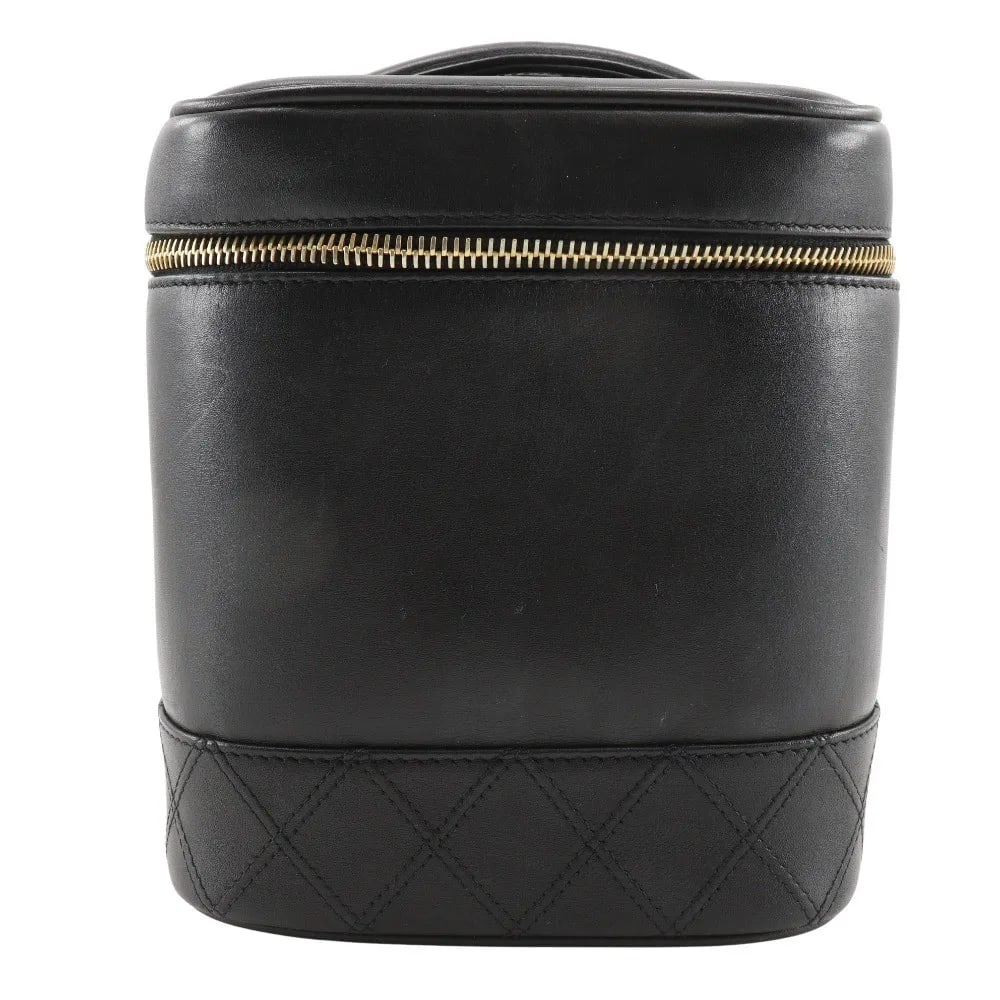 Black Leather Vintage Chanel Cosmetic Bag 15cm by 17.5cm by 13cm: Black Leather Vintage Chanel Cosmetic Bag 15cm by 17.5cm by 13cm This vintage Chanel cosmetic case for women is crafted from black leather and features a compact design ideal for storing cosmetics. It