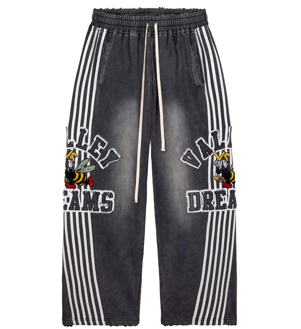 Anthem Track Sweatpants by Vale in Black Size Small: Anthem Track Sweatpants by Vale in Black Size Small The Vale Anthem Black Track Sweats feature a modern, wide silhouette and are crafted from premium mid-weight fabric for comfort, stretch, and durabi