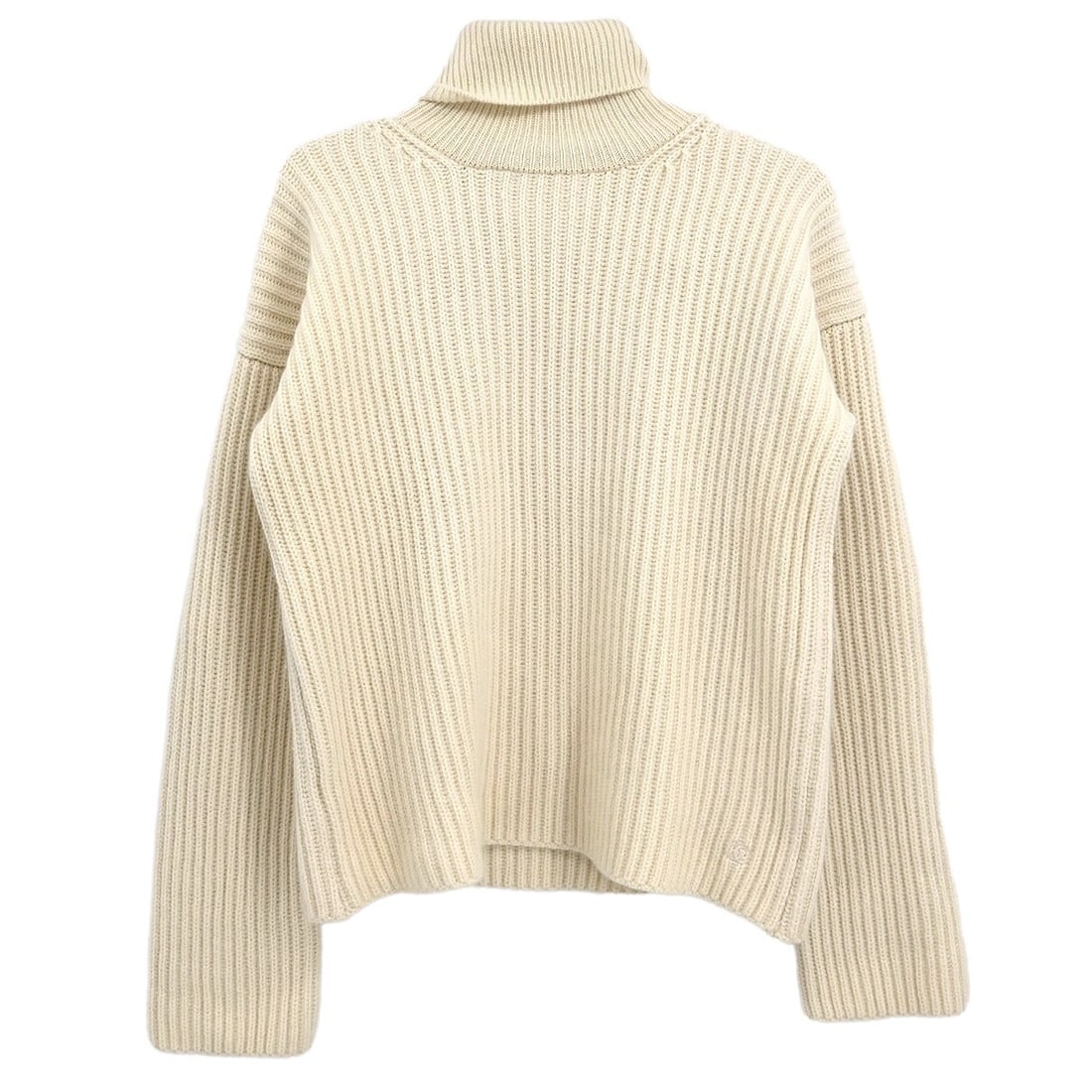 CHANEL White Cashmere Long Sleeve Sweater Top Vintage: CHANEL White Cashmere Long Sleeve Sweater Top Vintage Vintage Chanel long sleeve top in white 100% cashmere. This women's regular-fit top is made in Scotland and features a casual design suitable for 