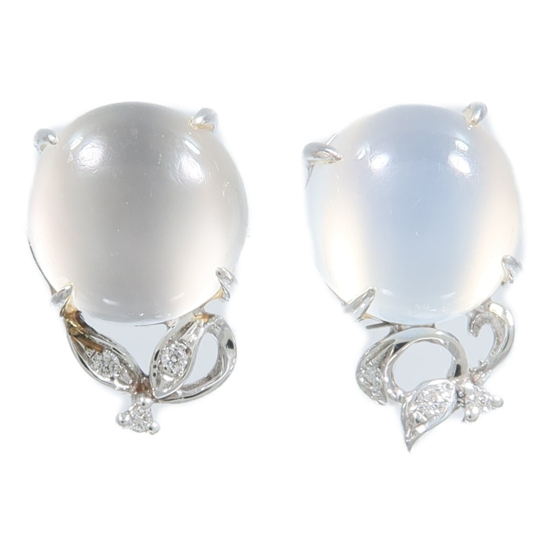 18K White Gold Moonstone Jewelry Earring: 18K White Gold Moonstone Jewelry Earring A pair of moonstone earrings in 18K white gold, featuring a clear color presentation and a compact 16 mm x 10 mm size. The earrings are described as being in A