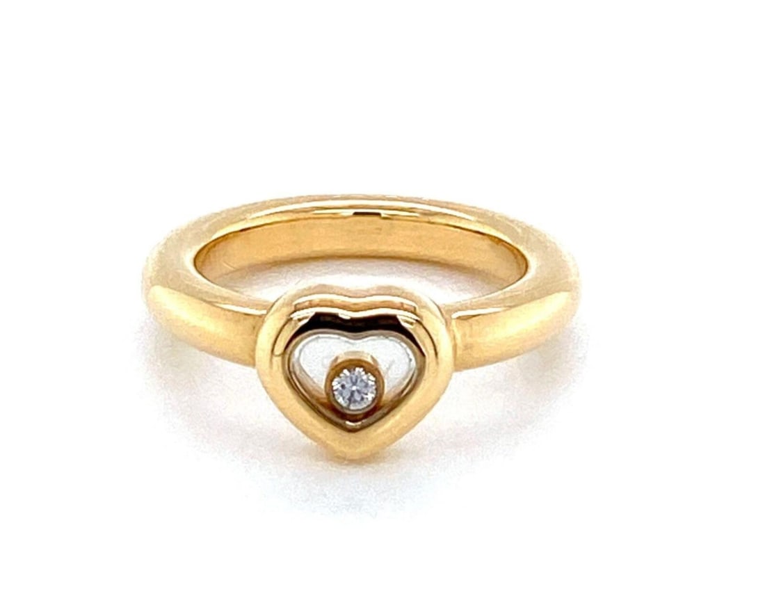 Chopard Happy Diamonds Heart Ring 18k Yellow Gold Size 4.5: Chopard Happy Diamonds Heart Ring 18k Yellow Gold Size 4.5 This pre-owned Chopard Happy Diamonds ring is crafted in 18k yellow gold and features a heart-shaped design with one floating bezel-set diamo