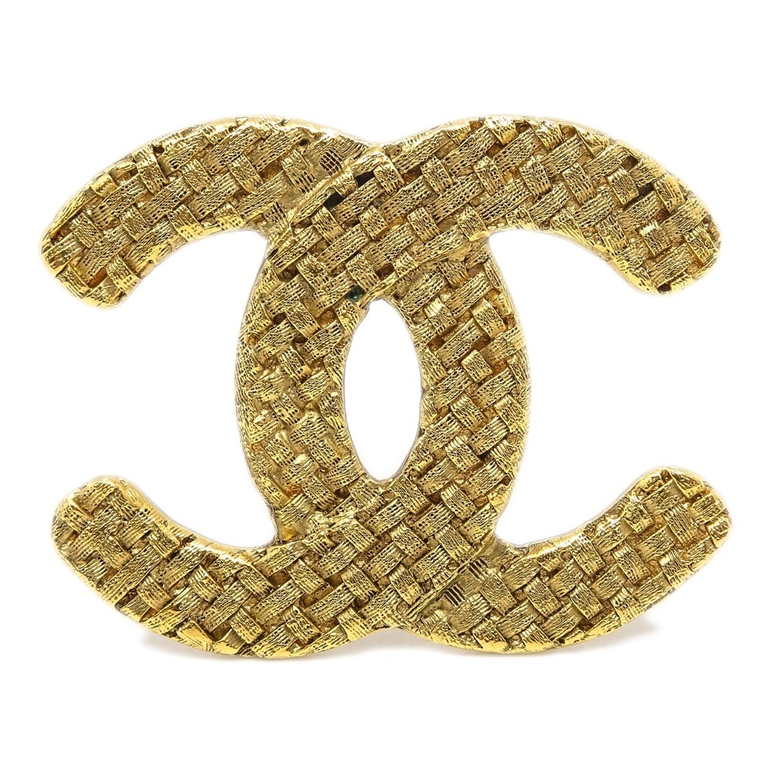 Chanel CC quilted gold plated brooch pin: Chanel CC quilted gold plated brooch pin Chanel CC quilted brooch pin in gold-plated metal with a woven texture and classic logo design. Made in France, this brooch is presented in very good condition
