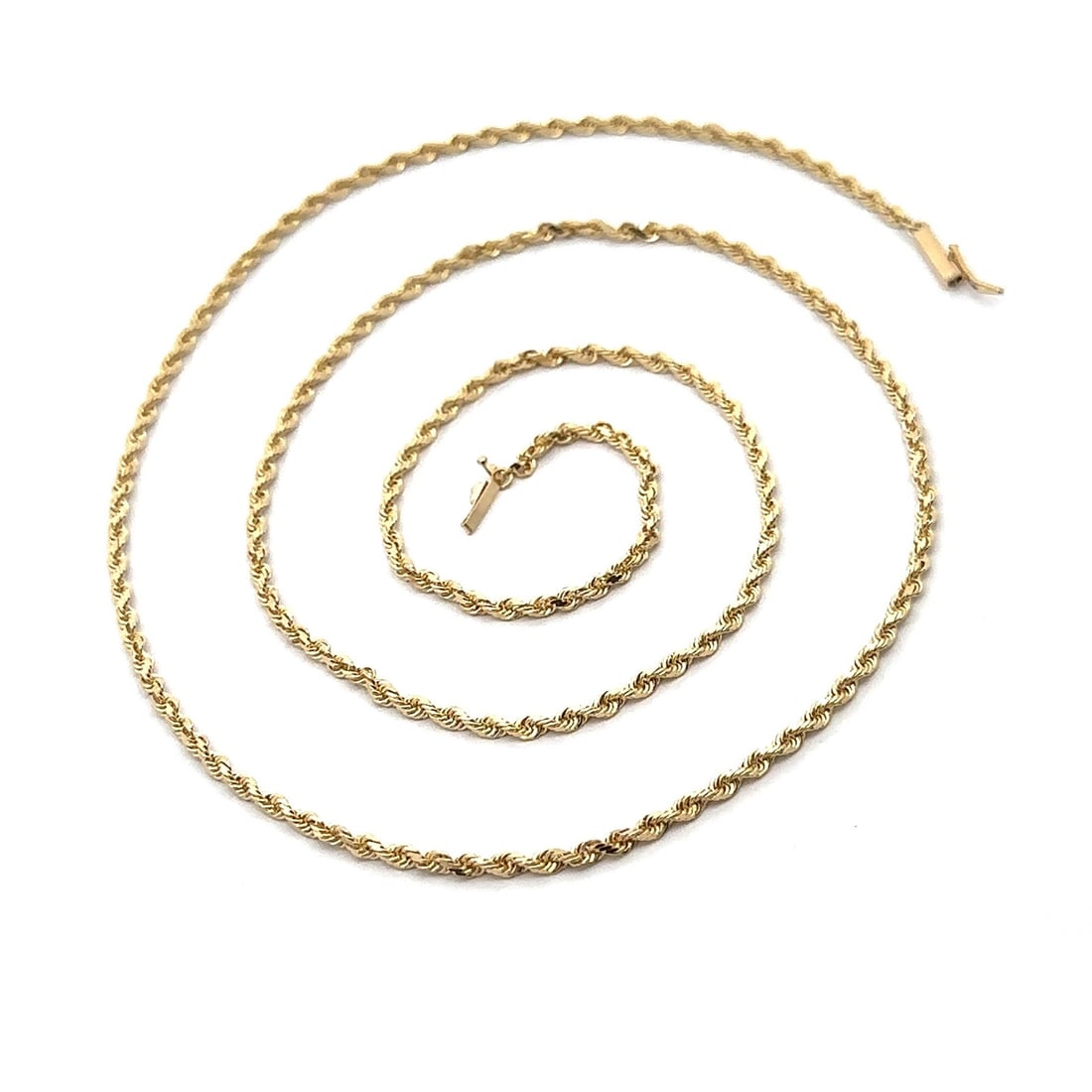 14k Yellow Gold 24 Inch Rope Link Chain Necklace with Barrel Clasp: 14k Yellow Gold 24 Inch Rope Link Chain Necklace with Barrel Clasp This exquisite necklace features a classic rope link design crafted from solid 14k yellow gold, offering both elegance and durability