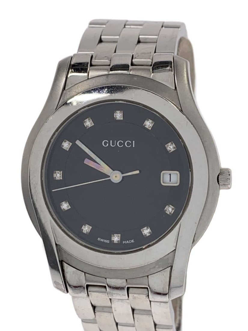 Gucci 5500M Swiss Silver Men's Wristwatch: Gucci 5500M Swiss Silver Men's Wristwatch This is a pre-owned GUCCI 5500M men's wristwatch featuring a silver case and band. Made in Switzerland, this slightly used watch offers a classic design suita