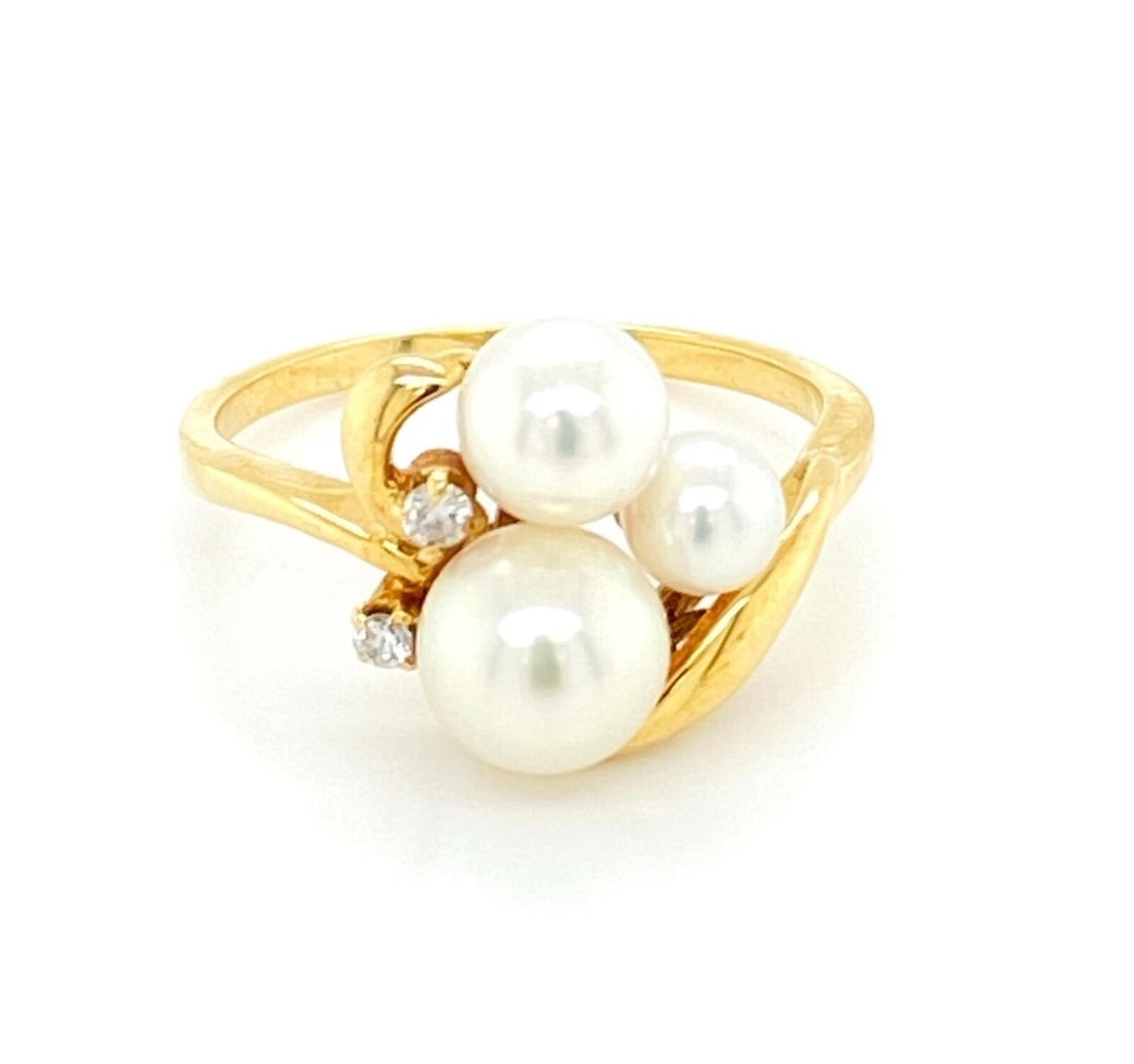 Mikimoto 18k Yellow Gold Akoya Pearl Diamond Ring Size 3.5: Mikimoto 18k Yellow Gold Akoya Pearl Diamond Ring Size 3.5 A pre-owned Mikimoto ring crafted in 18k yellow gold, featuring graduated Akoya pearls accented by subtle diamonds. The design has a refined,
