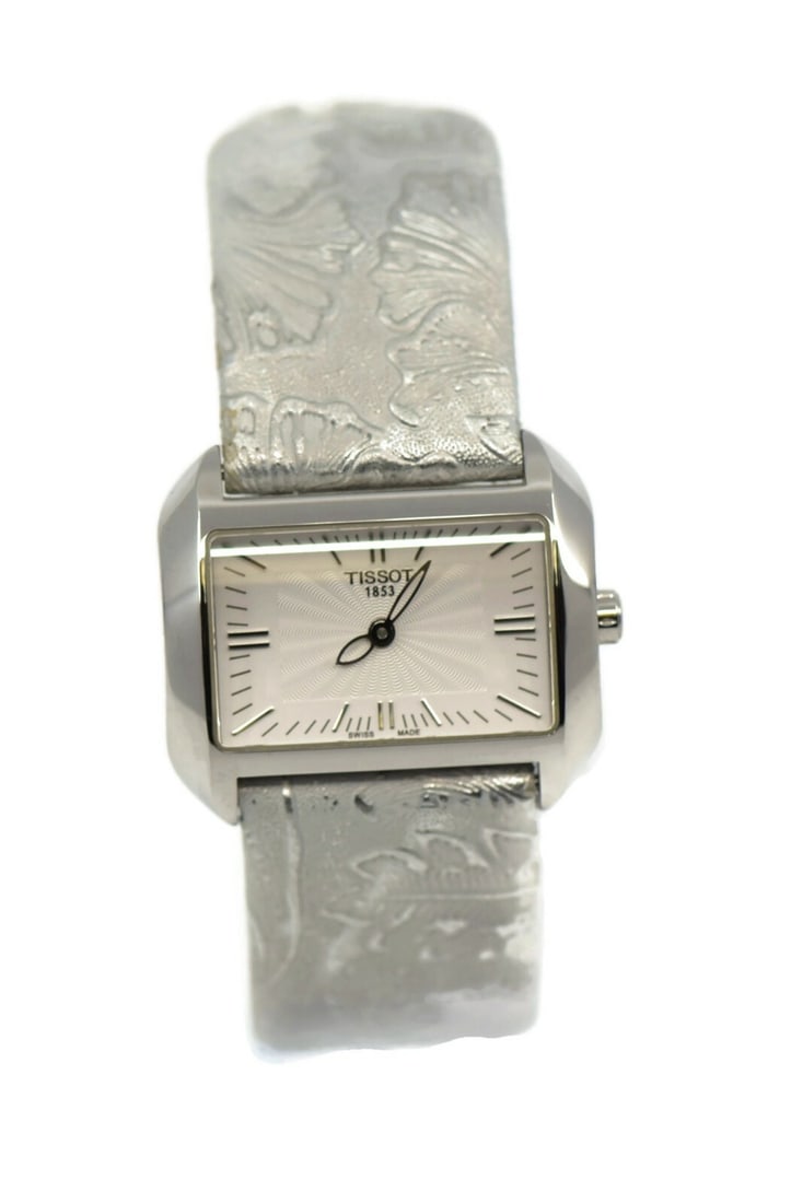 Tissot Quartz Stainless Steel Wristwatch 31mm White Dial Authentic: Tissot Quartz Stainless Steel Wristwatch 31mm White Dial Authentic This Tissot wristwatch combines elegance and functionality with its stainless steel case and white dial. Featuring a reliable quartz 