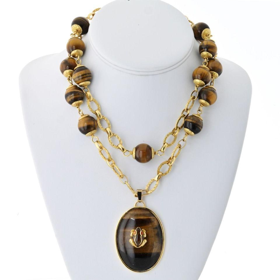 David Webb 1960s 18K Yellow Gold Tiger Eye Frog Necklace: David Webb 1960s 18K Yellow Gold Tiger Eye Frog Necklace This exquisite necklace from David Webb, crafted in the 1960s, features a stunning design that showcases the brand's renowned artistry. Made fr